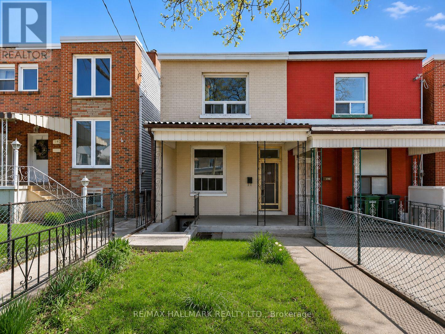 <div class="slider-price">$1,599,000</div><p>141 Palmerston Avenue, Toronto, Ontario</p>