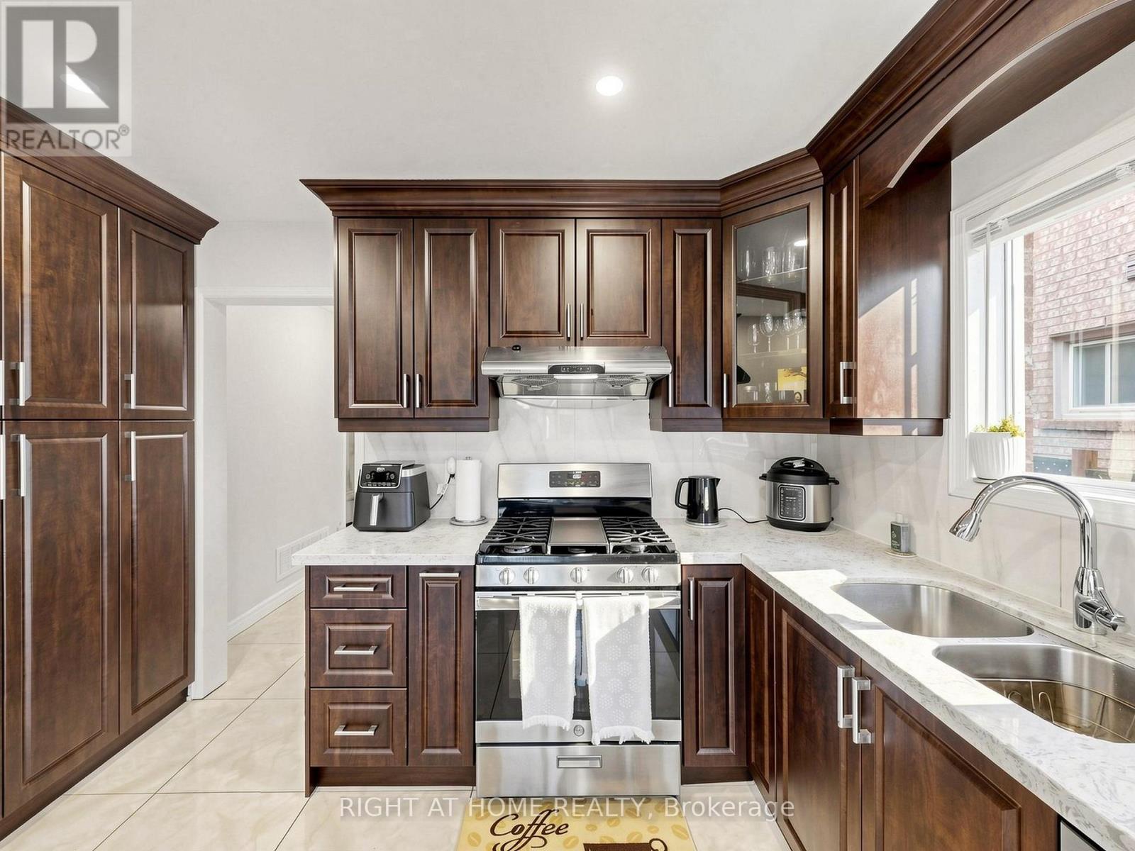 3815 Althorpe Circle, Mississauga, Ontario  L5N 7G3 - Photo 14 - W13097036