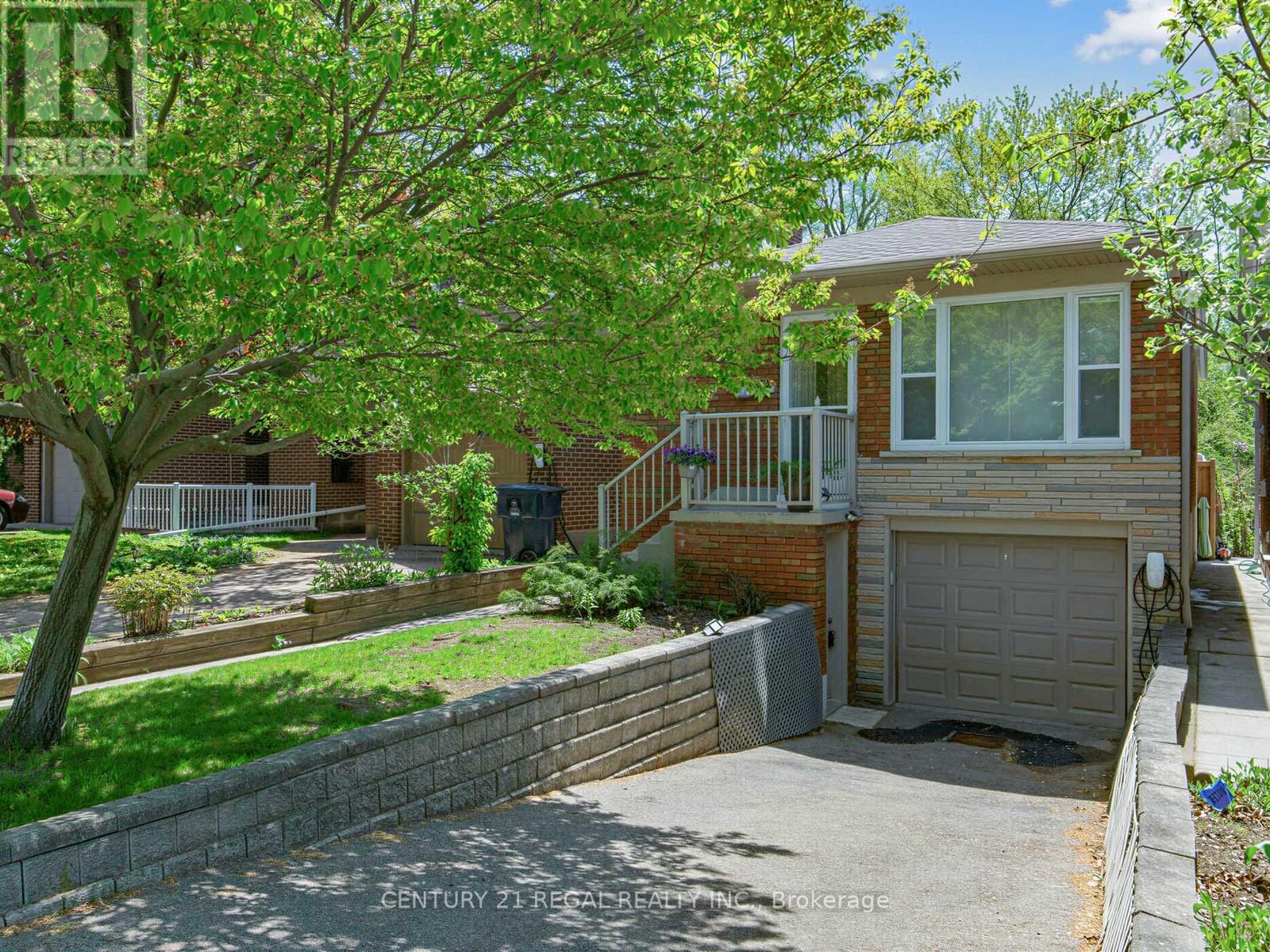 <div class="slider-price">$844,900</div><p>9 Craiglee Drive, Toronto, Ontario</p>