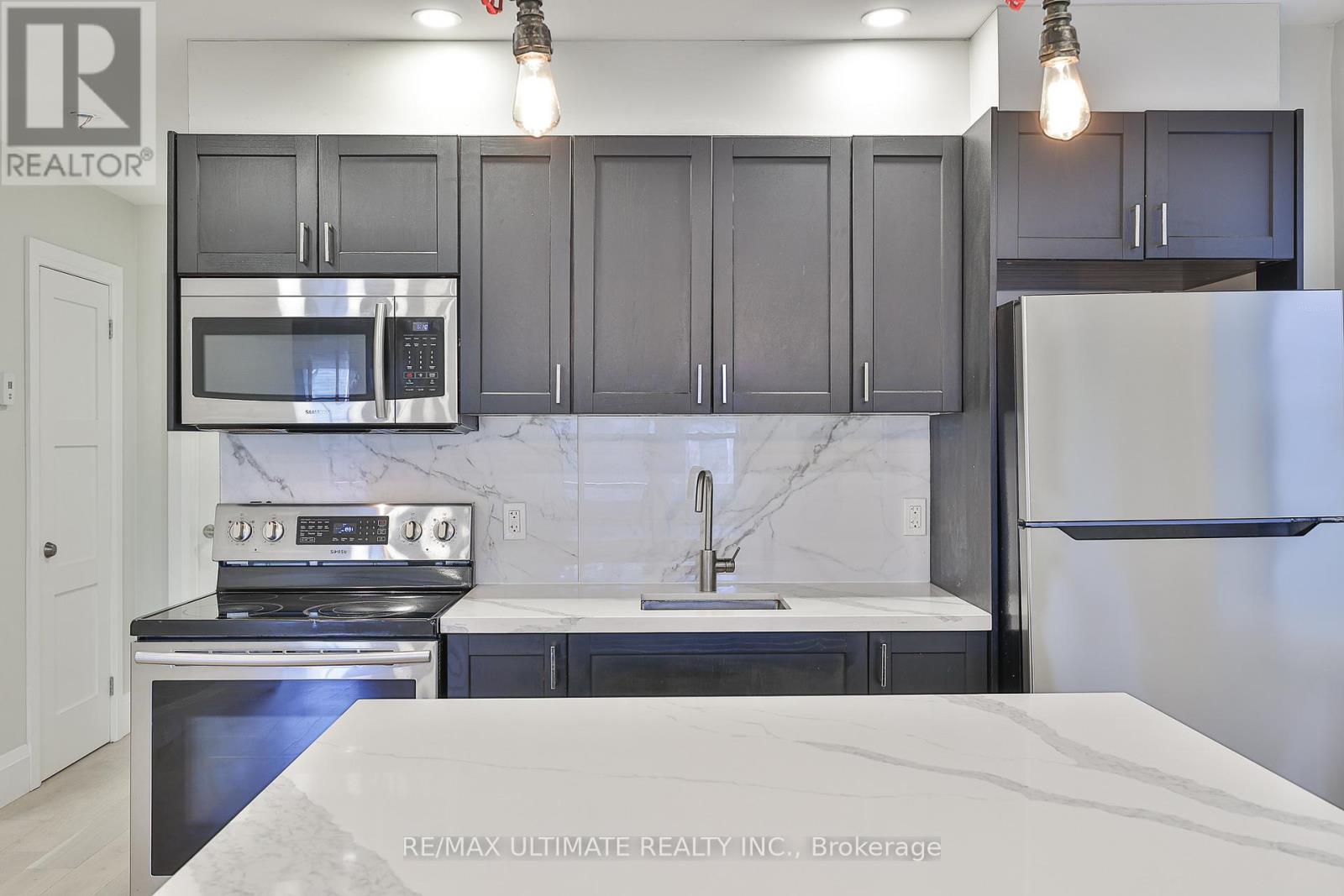 8 Grafton Avenue, Toronto, Ontario  M6R 1C4 - Photo 11 - W13169610