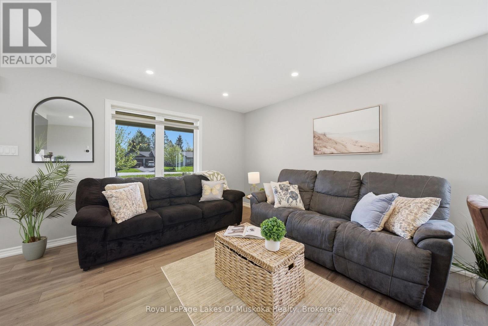 4 Keyzer Drive, Oro-Medonte (Warminster), Ontario  L3V 8N7 - Photo 9 - S13169746