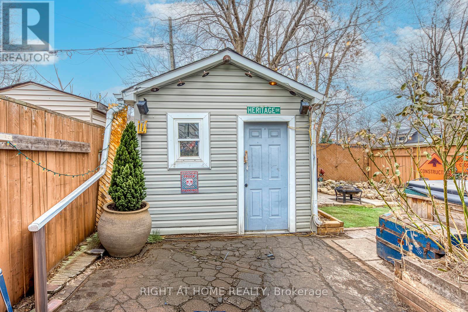 64 Wexford Avenue N, Hamilton, Ontario  L8H 4M4 - Photo 2 - X12801458
