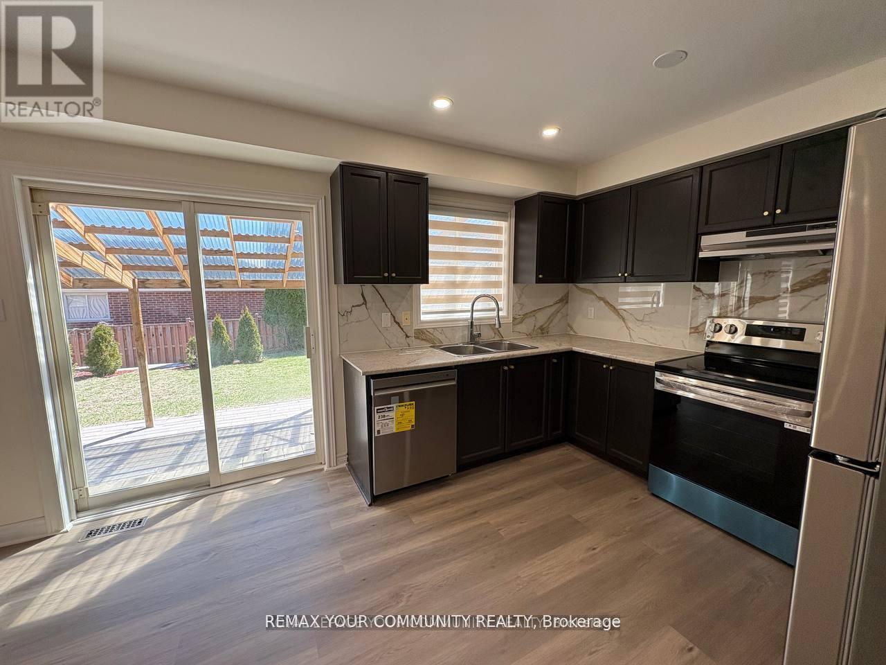 52 Stanley Street, Barrie, Ontario  L4M 6V6 - Photo 5 - S13109898