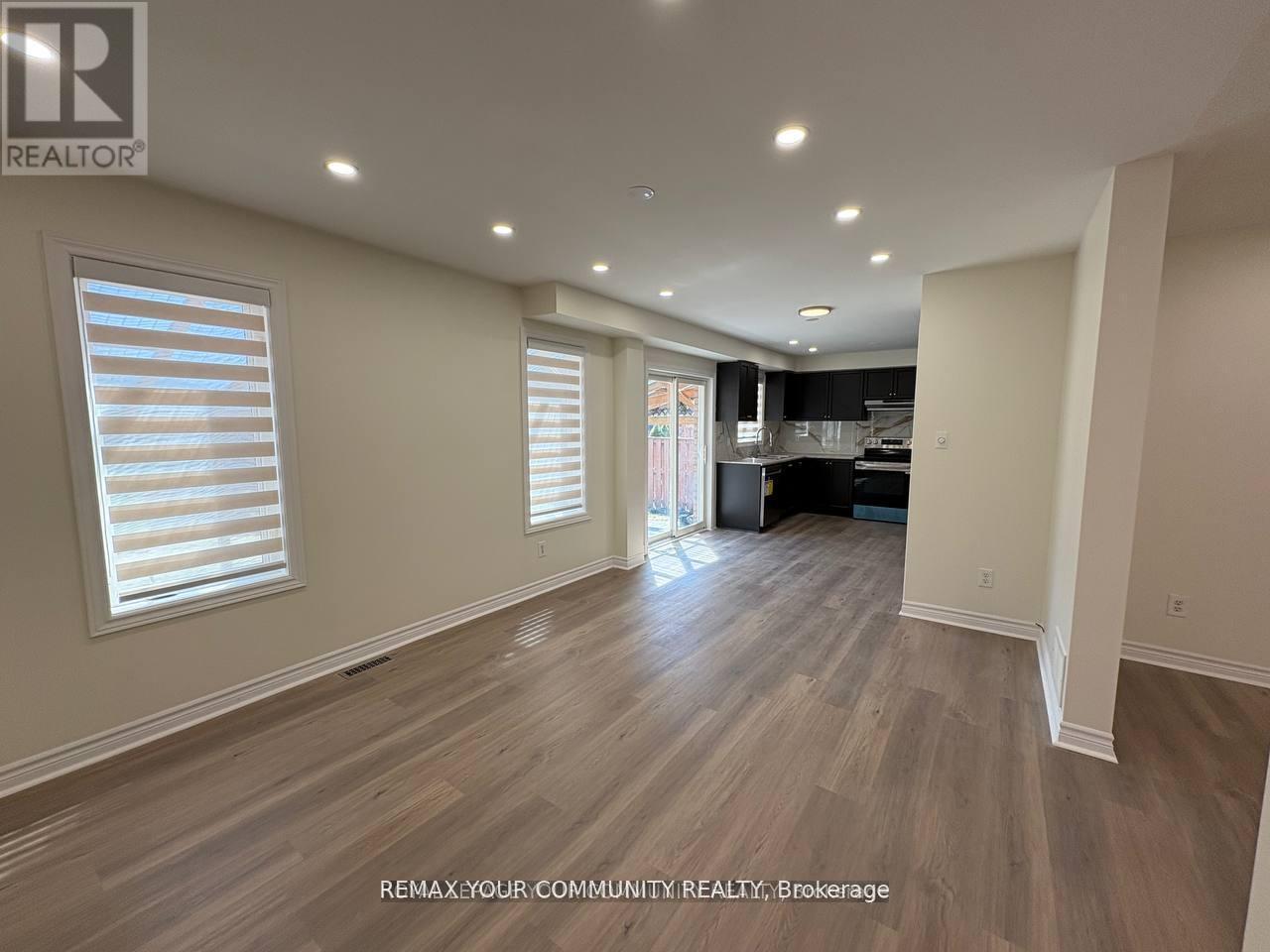 52 Stanley Street, Barrie, Ontario  L4M 6V6 - Photo 4 - S13109898