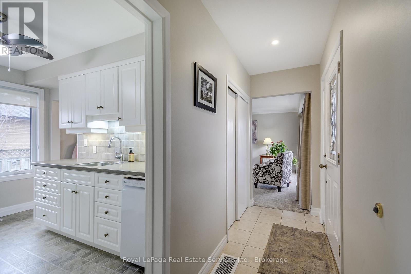 339 Weighton Drive, Oakville, Ontario  L6R 2R5 - Photo 6 - W12955414
