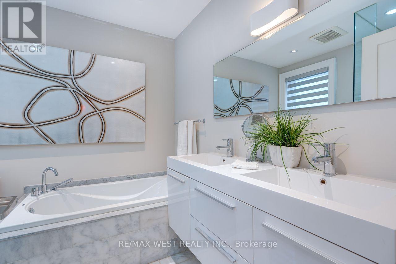 413 Leslie Street, Toronto, Ontario  M4M 3E3 - Photo 13 - E13170014