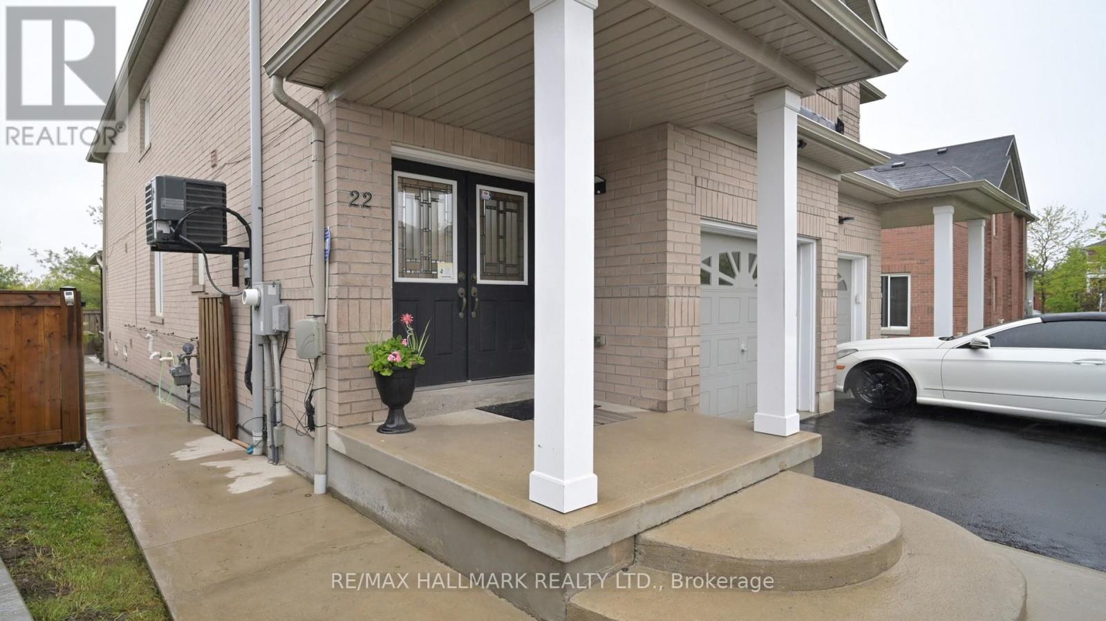 22 Bailey Place, Brampton, Ontario L6Z 0C8 - Photo 2 - W13166734