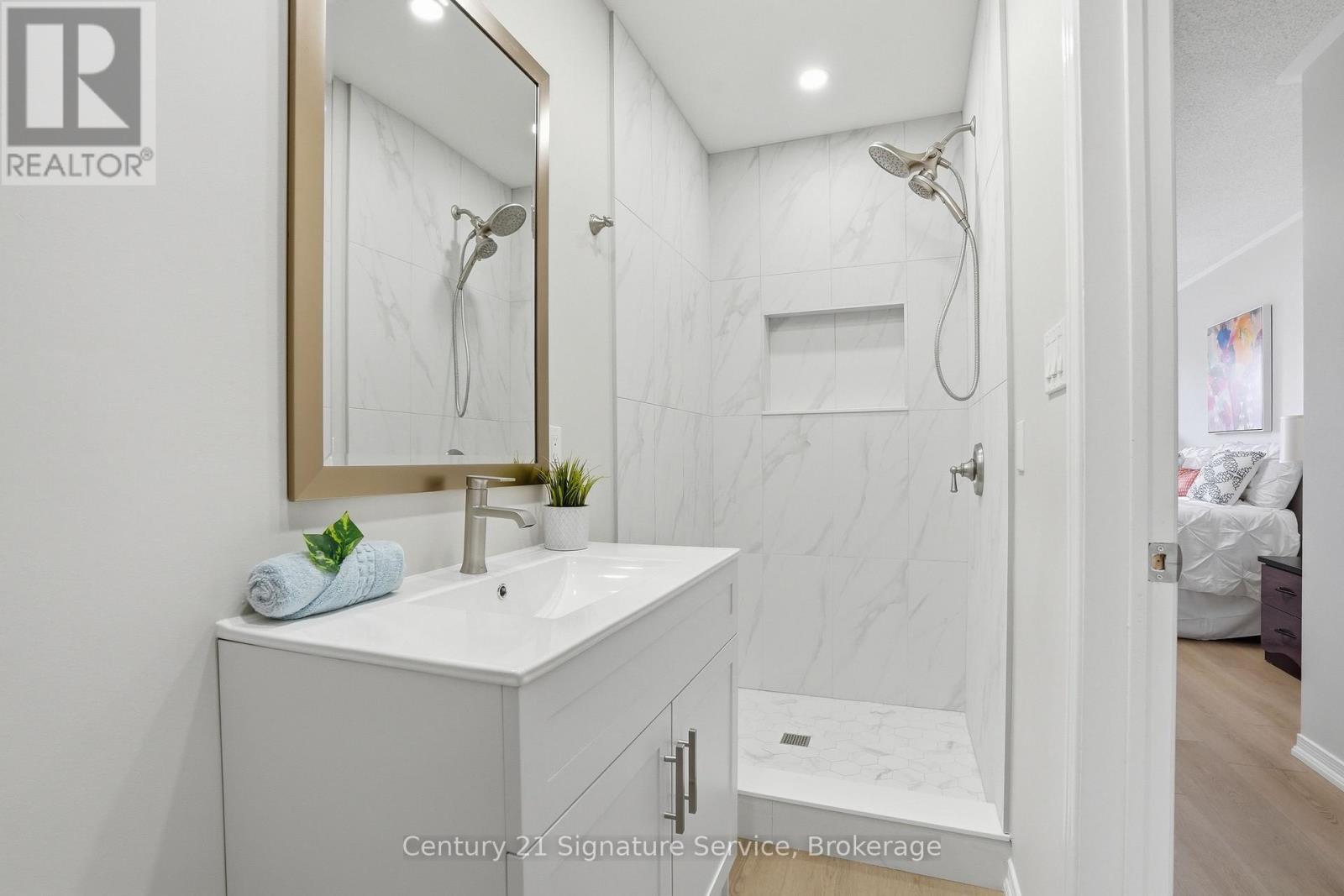 3811 Densbury Drive, Mississauga, Ontario  L5N 6Z3 - Photo 19 - W13169884