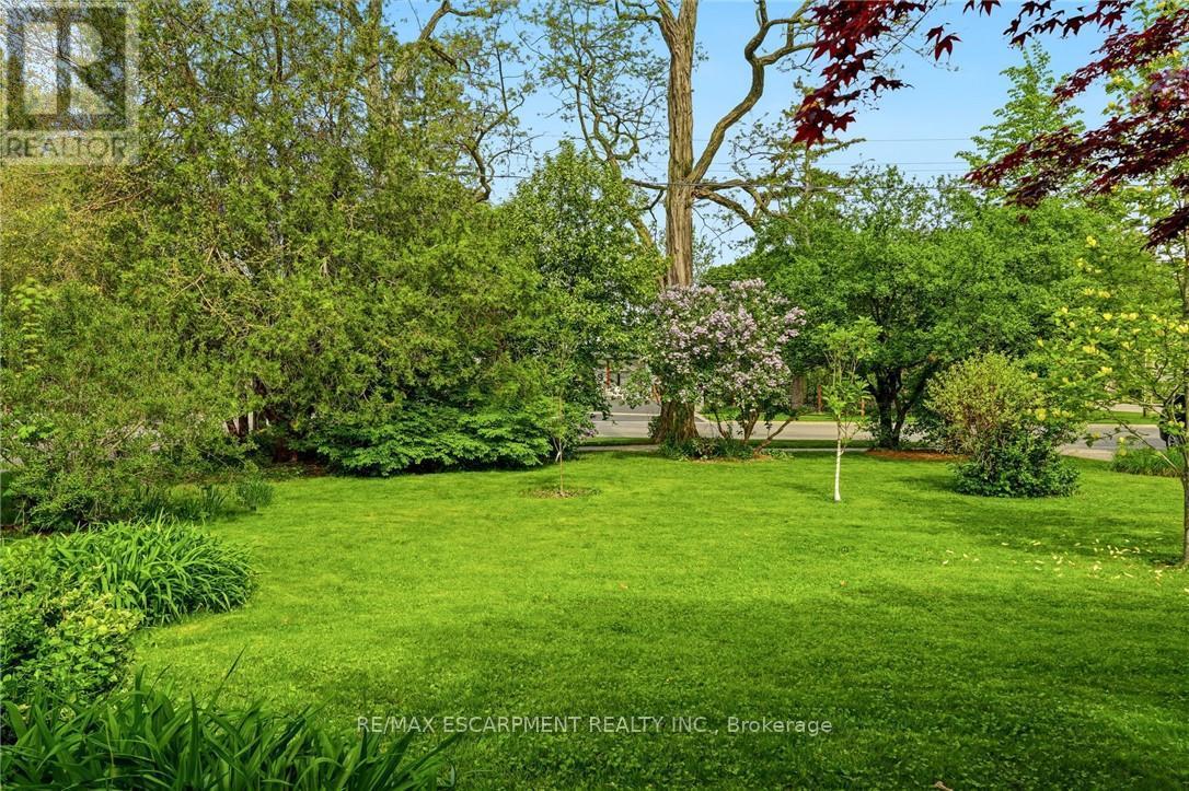 2074 Rebecca Street, Oakville, Ontario  L6L 2A2 - Photo 3 - W13170006