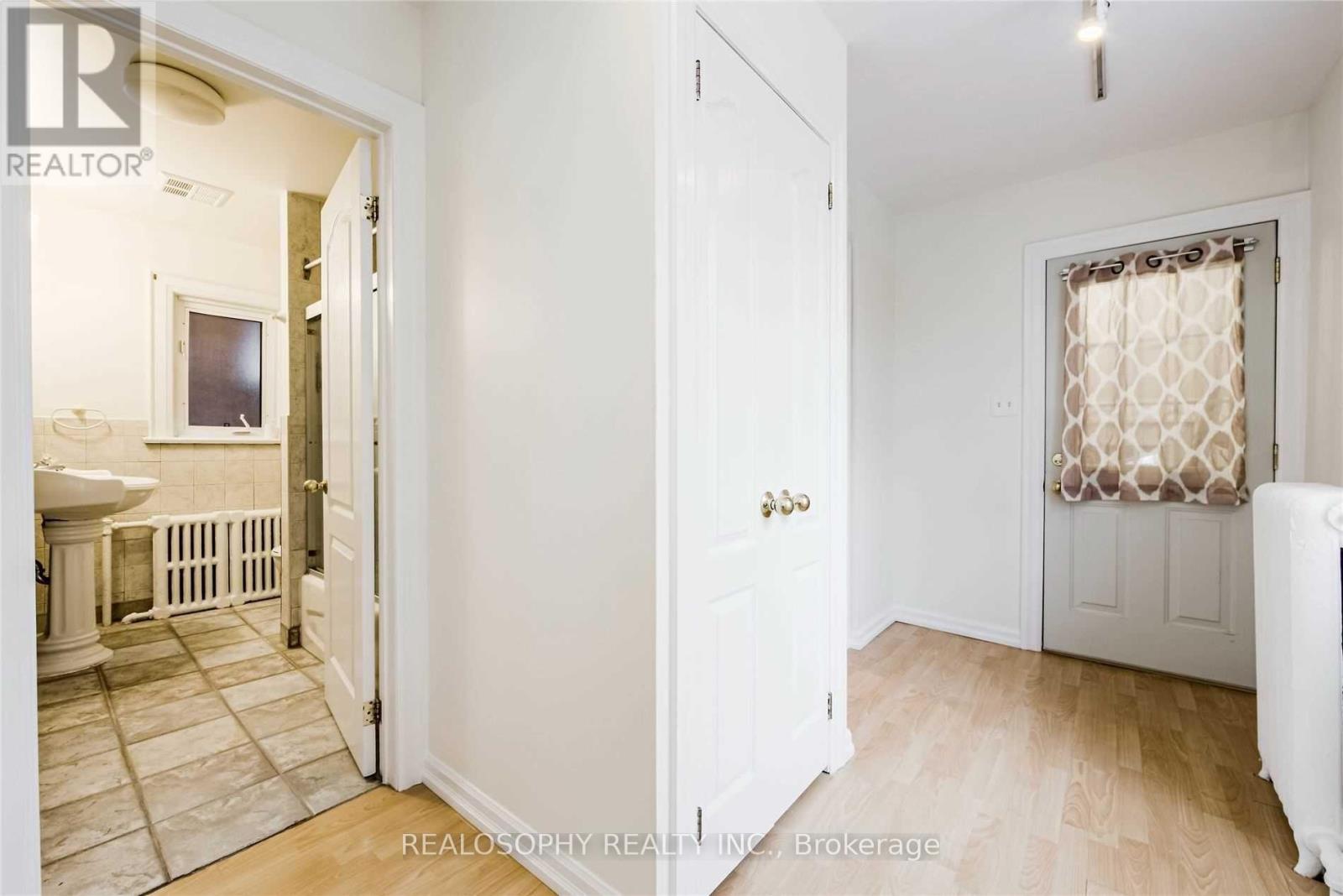 66 Dorval Drive, Toronto, Ontario  M6P 2B6 - Photo 11 - W13170020