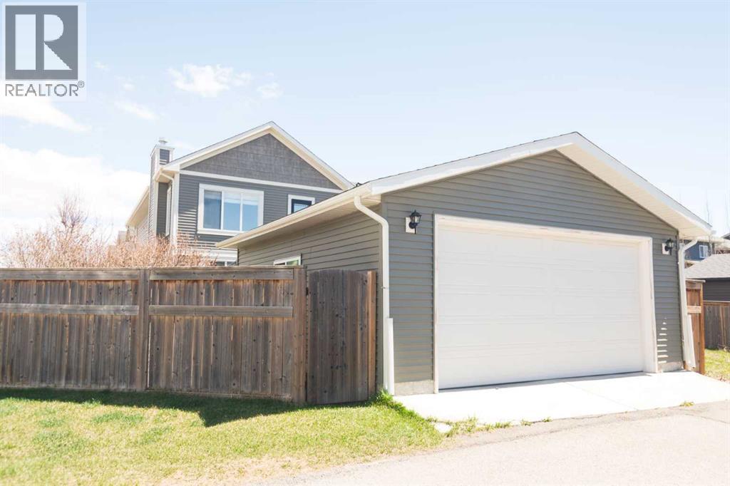 266 Fireside Place, Cochrane, Alberta  T4C 0R0 - Photo 2 - A2288921