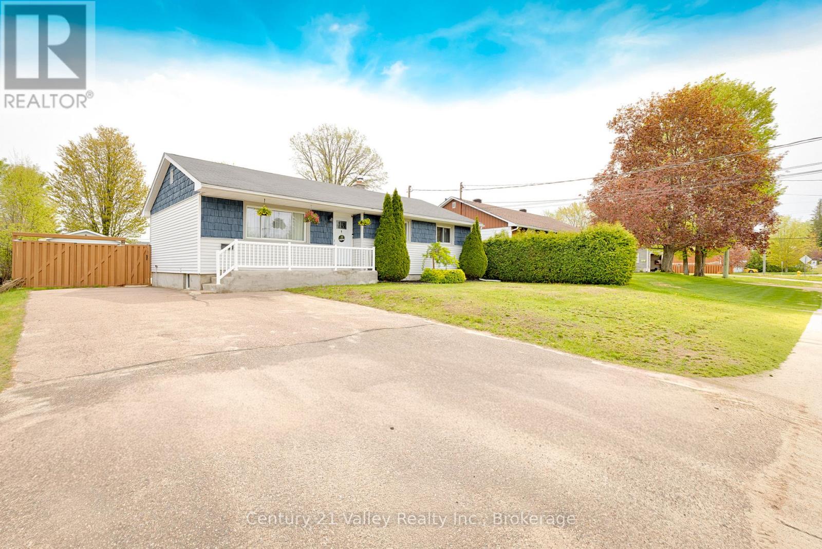 36 Mary Street, Petawawa, Ontario  K8H 1R9 - Photo 1 - X13170170