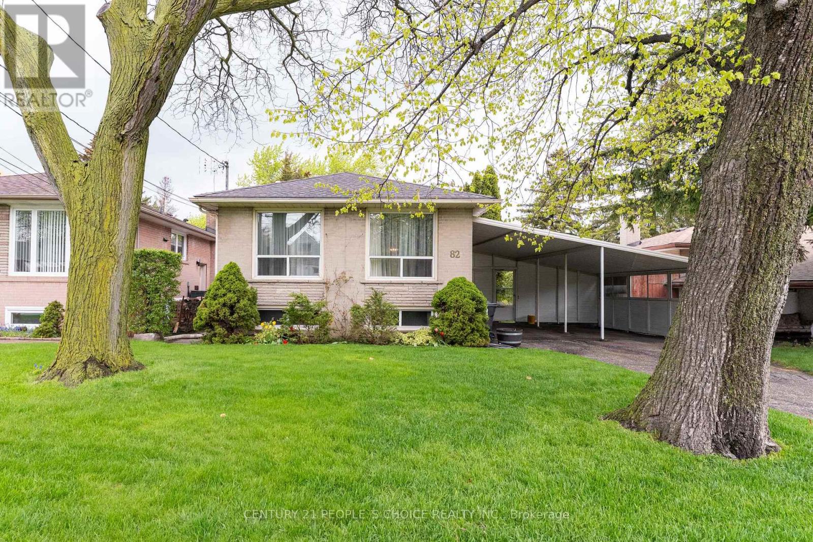 <div class="slider-price">$899,900</div><p>82 Hadrian Drive, Toronto, Ontario</p>
