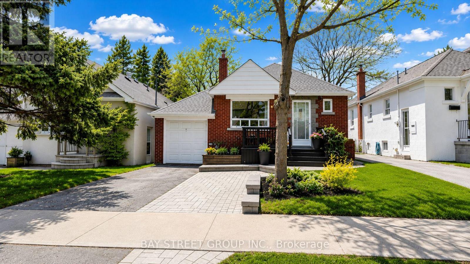 <div class="slider-price">$1,199,000</div><p>58 Albert Avenue, Toronto, Ontario</p>