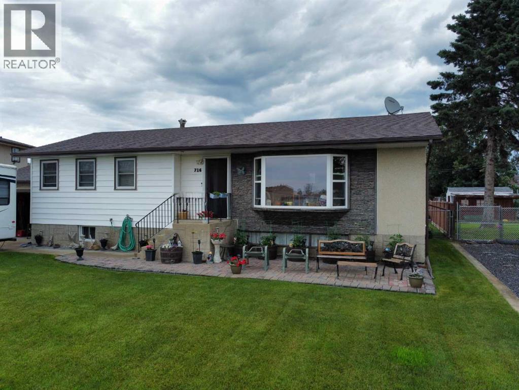 716 6 Avenue, Fox Creek, Alberta  T0H 1P0 - Photo 3 - A2314470