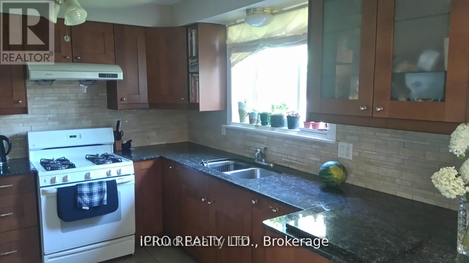 62 Ambleside Drive, Brampton, Ontario  L6Y 1B9 - Photo 4 - W13170086