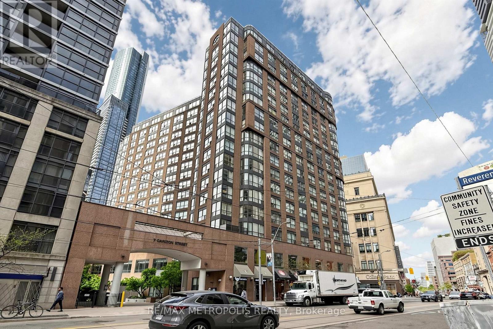<div class="slider-price">$675,000</div><p>311 - 7 Carlton Street, Toronto, Ontario</p>