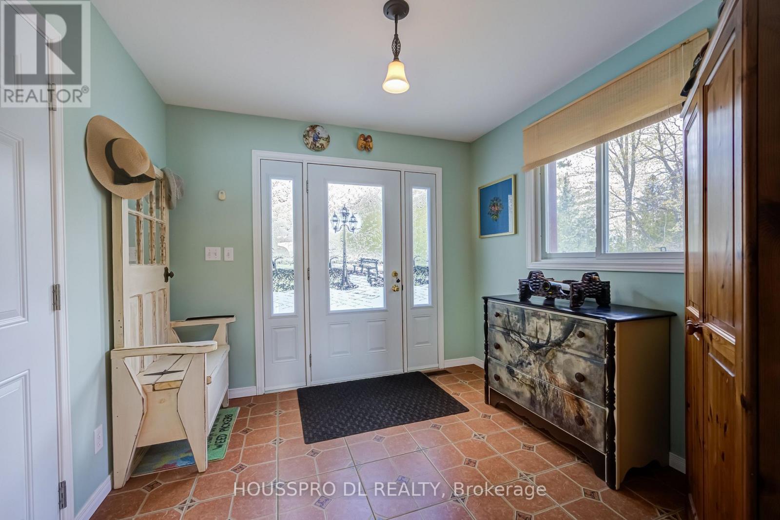 2683 Lakeshore Road E, Oro-Medonte, Ontario  L0L 1T0 - Photo 5 - S13137936