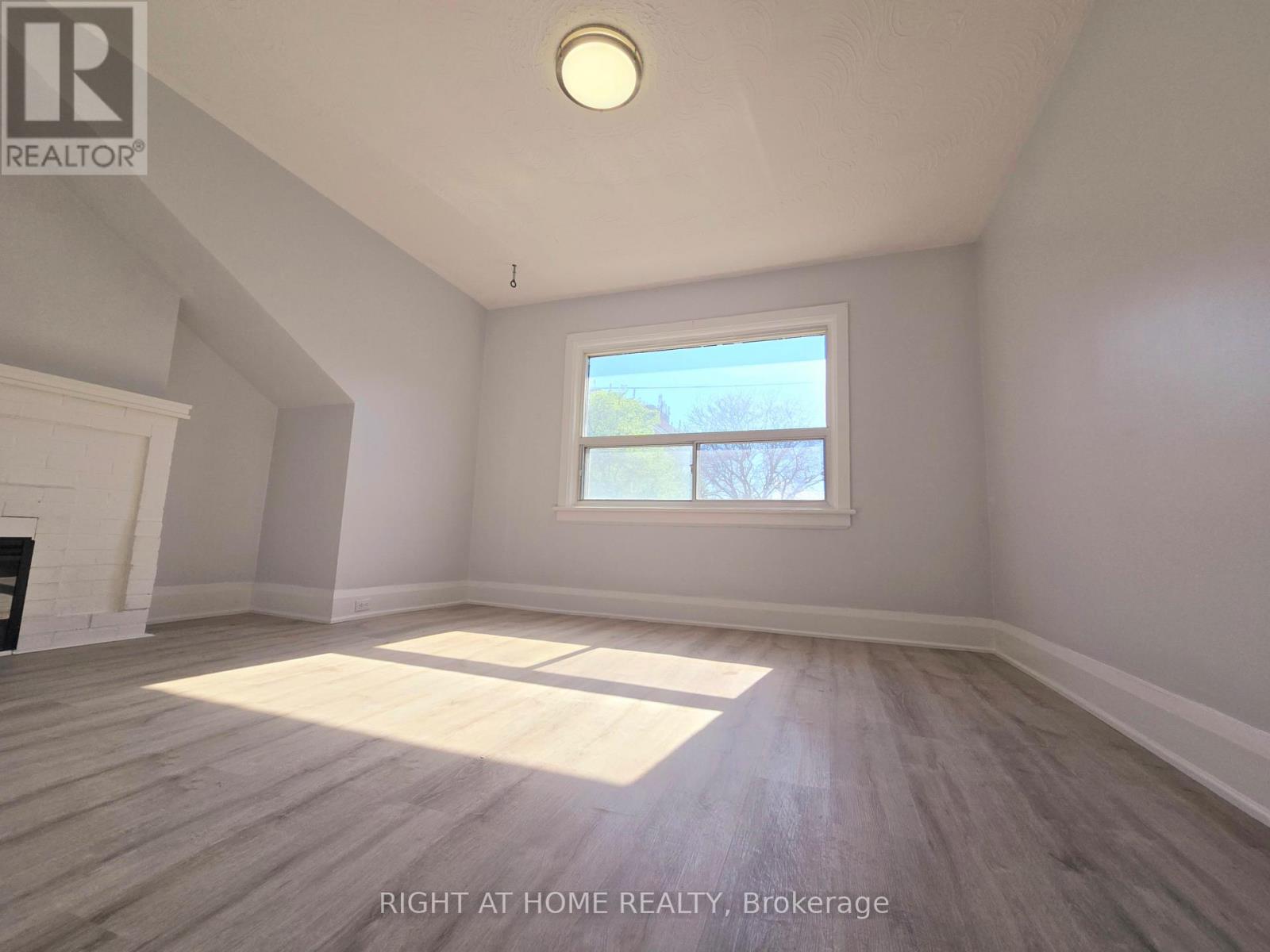 Upper - 685 Greenwood Avenue, Toronto, Ontario  M4J 4B6 - Photo 10 - E13170386