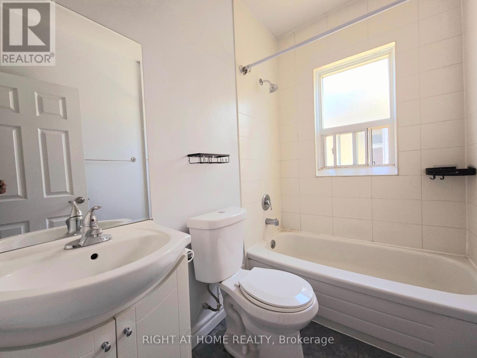Upper - 685 Greenwood Avenue, Toronto, Ontario  M4J 4B6 - Photo 12 - E13170386