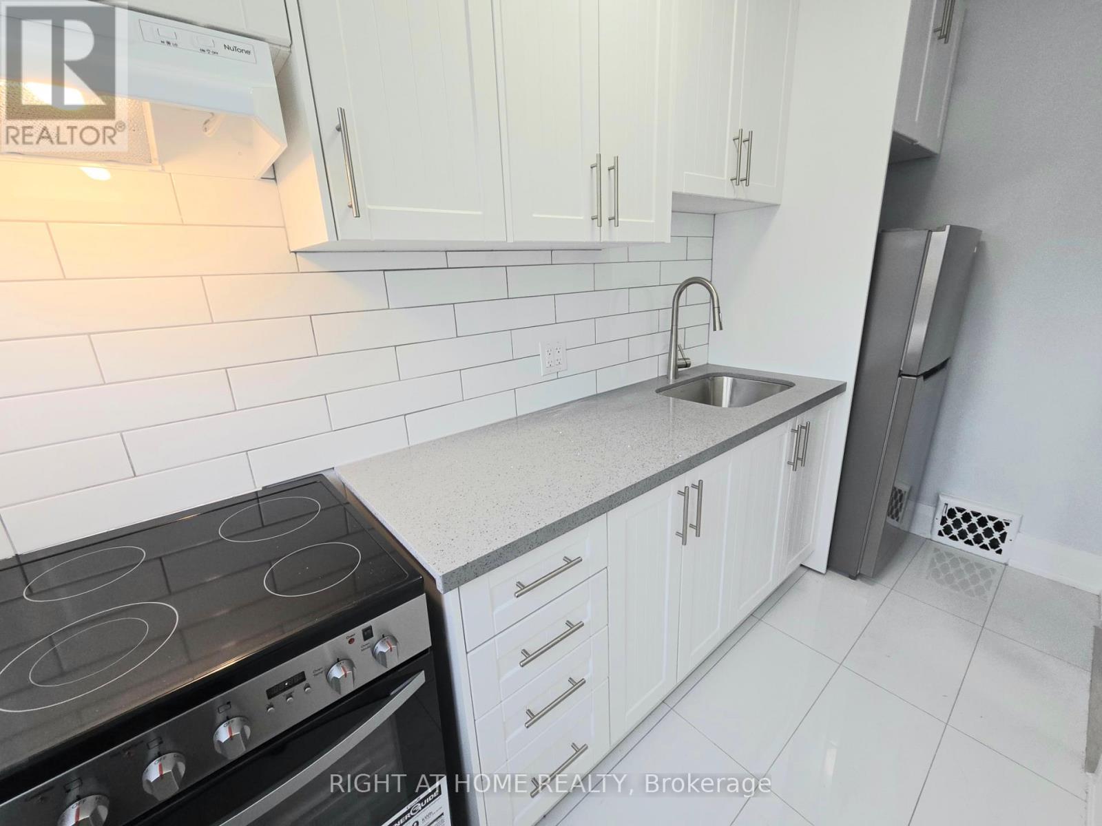 Upper - 685 Greenwood Avenue, Toronto, Ontario  M4J 4B6 - Photo 3 - E13170386