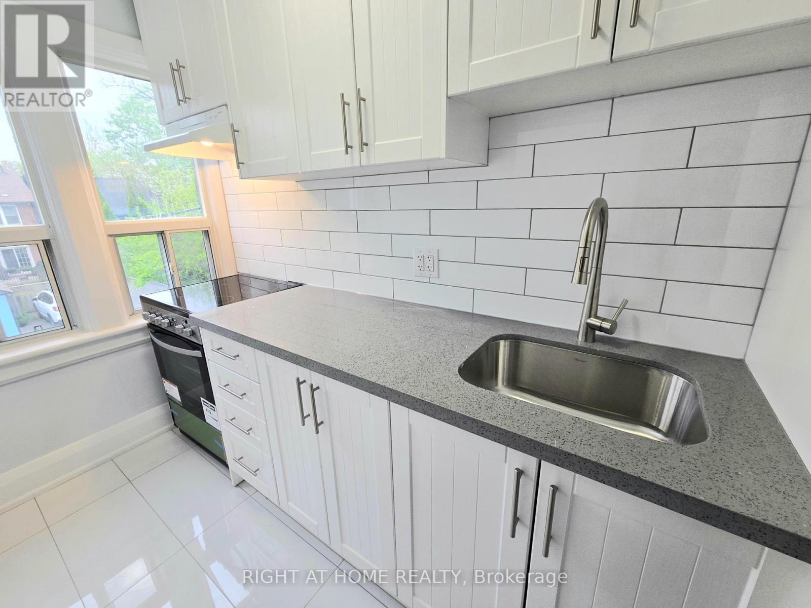 Upper - 685 Greenwood Avenue, Toronto, Ontario  M4J 4B6 - Photo 4 - E13170386