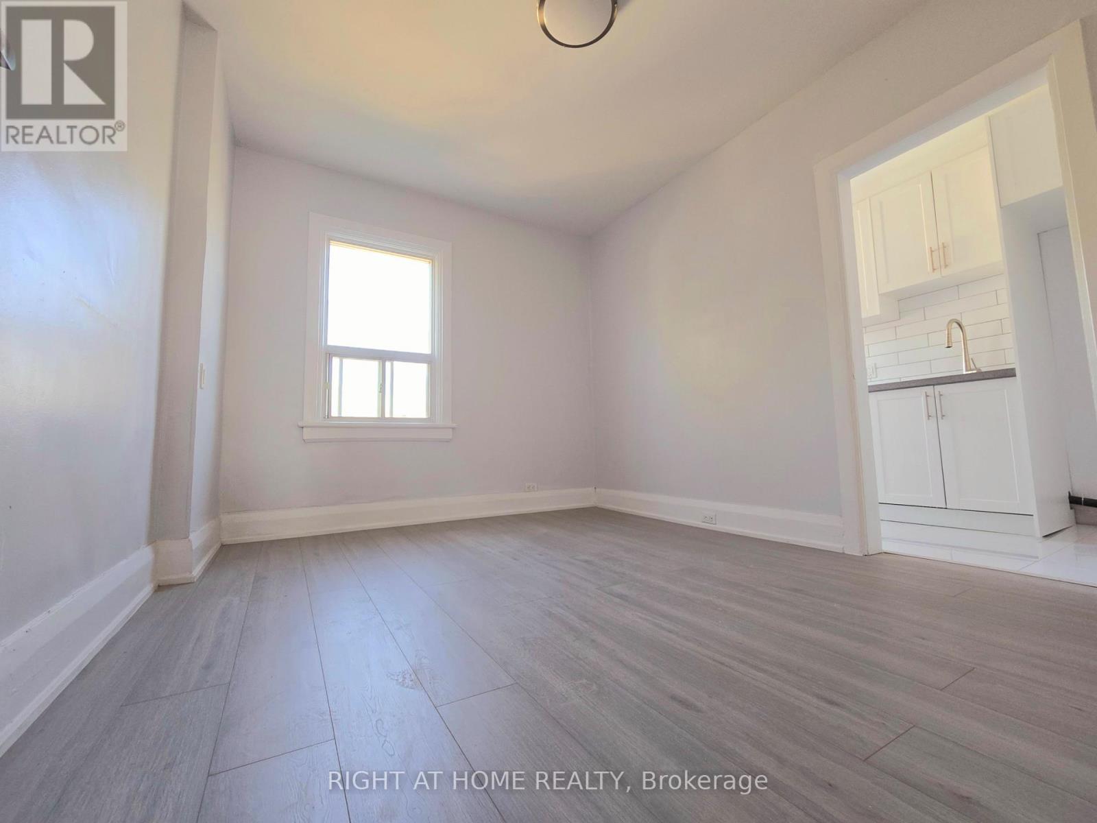 Upper - 685 Greenwood Avenue, Toronto, Ontario  M4J 4B6 - Photo 5 - E13170386