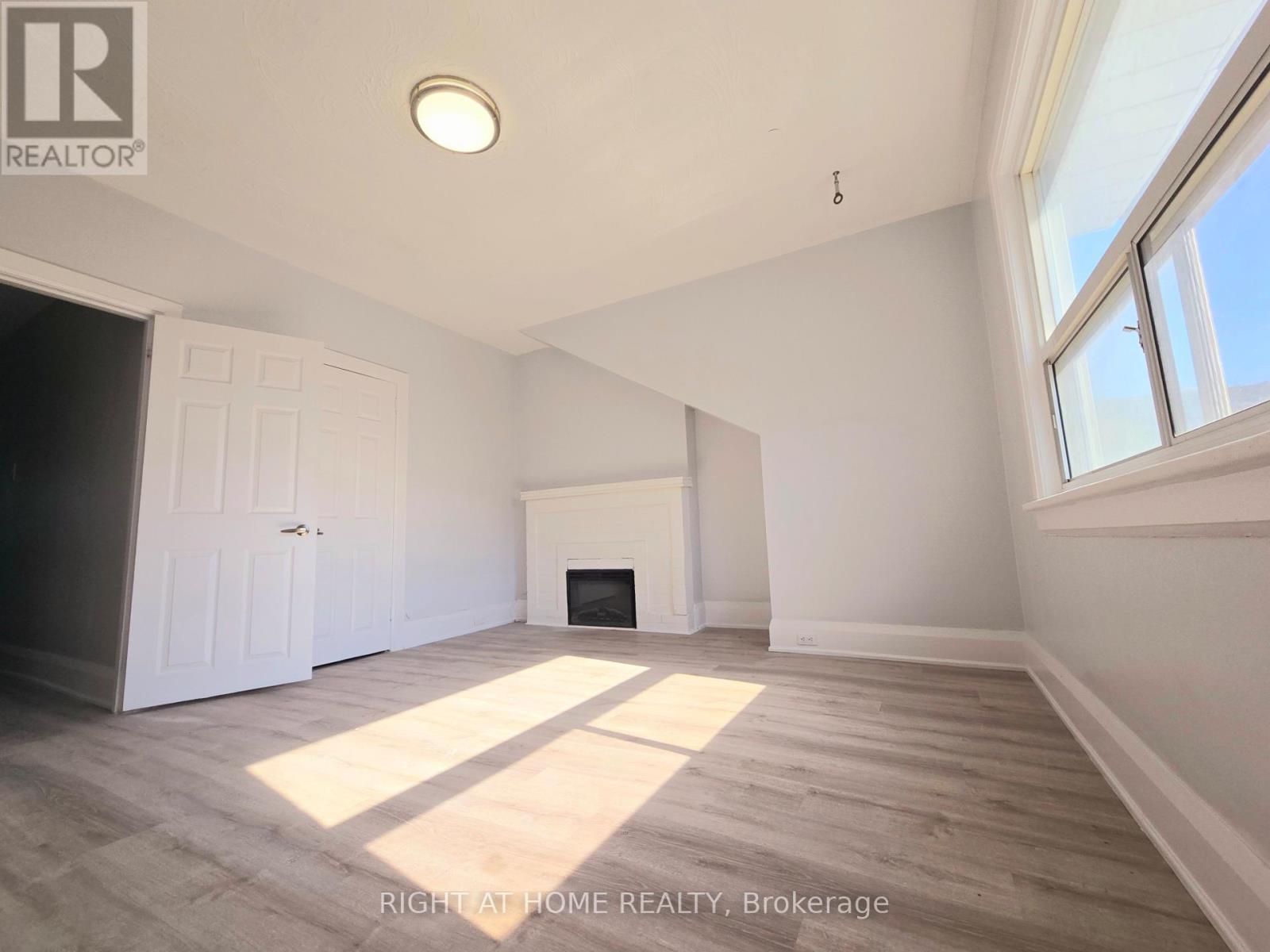 Upper - 685 Greenwood Avenue, Toronto, Ontario  M4J 4B6 - Photo 9 - E13170386