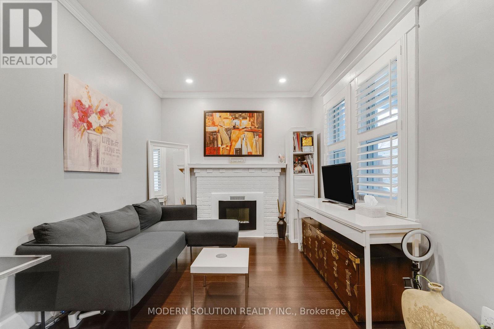 741 Milverton Boulevard, Toronto, Ontario  M4C 1Y3 - Photo 11 - E13170396
