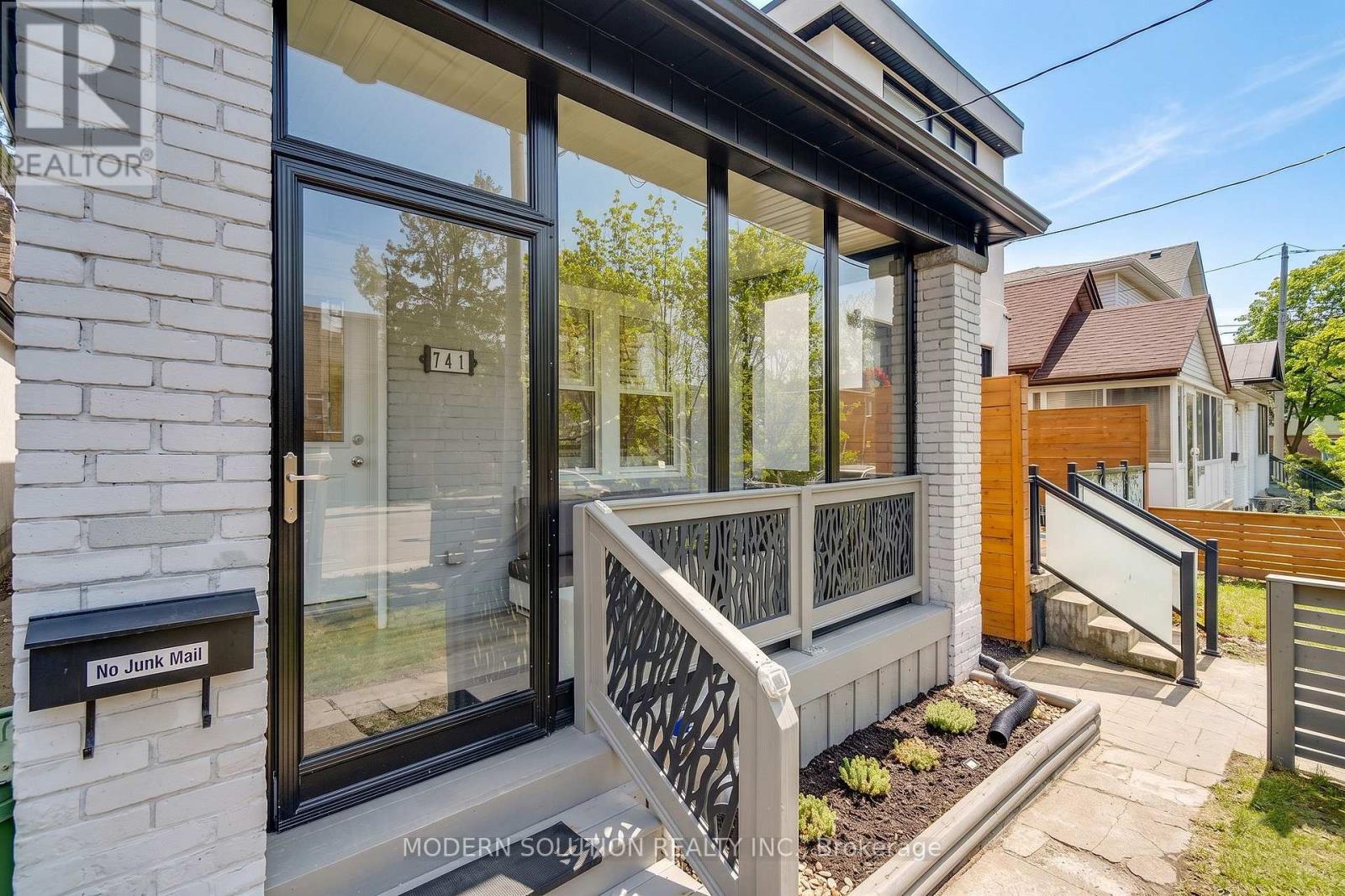 741 Milverton Boulevard, Toronto, Ontario  M4C 1Y3 - Photo 6 - E13170396