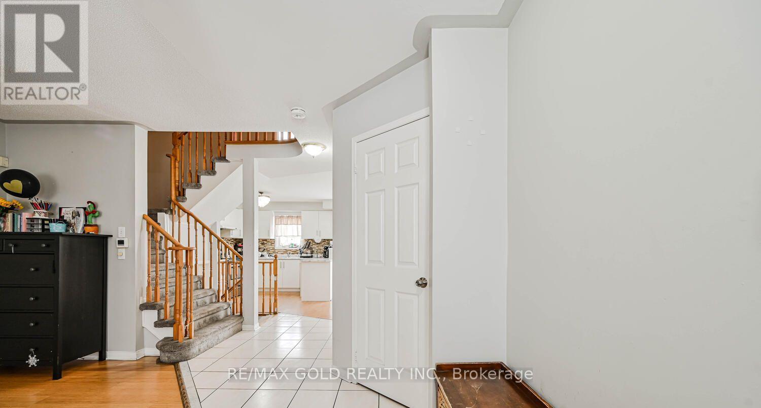 24 Seaside Circle, Brampton, Ontario  L6R 2G7 - Photo 5 - W13170520