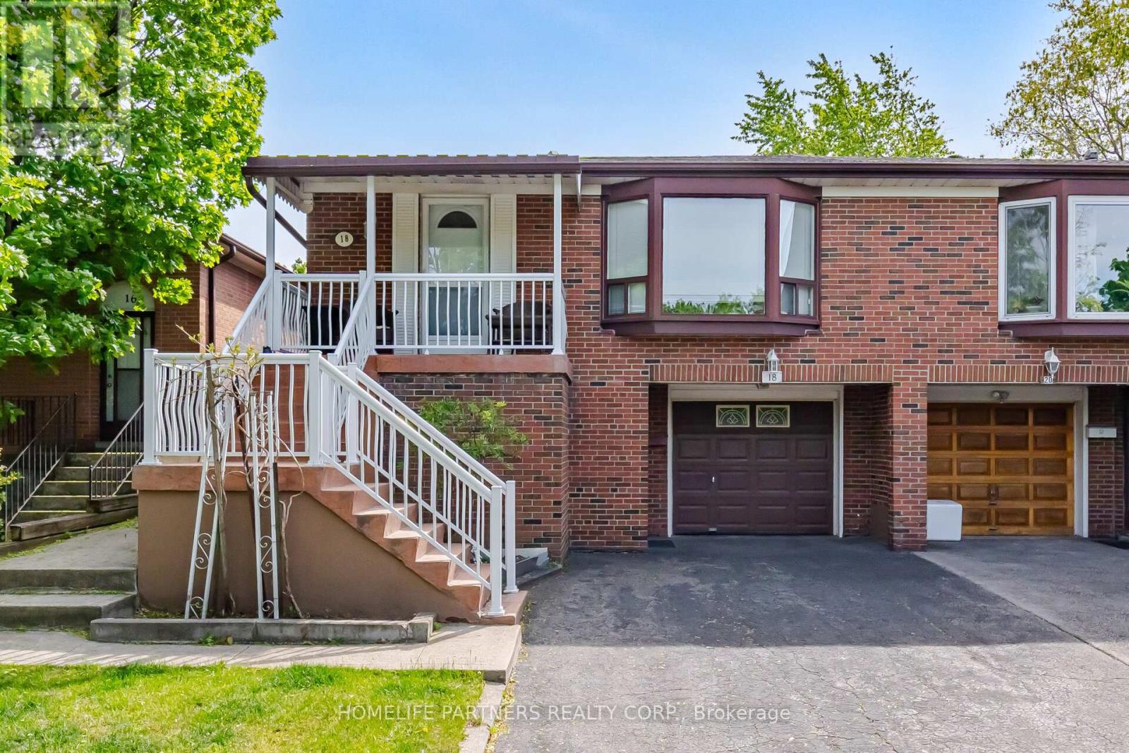 <div class="slider-price">$899,900</div><p>18 Zealand Road, Toronto, Ontario</p>