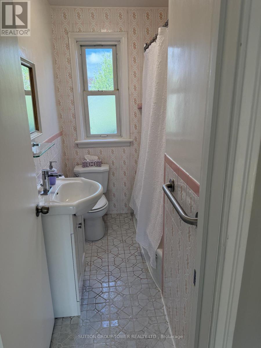 4 Steven Avenue, Toronto, Ontario  M6B 3L8 - Photo 6 - W13170554