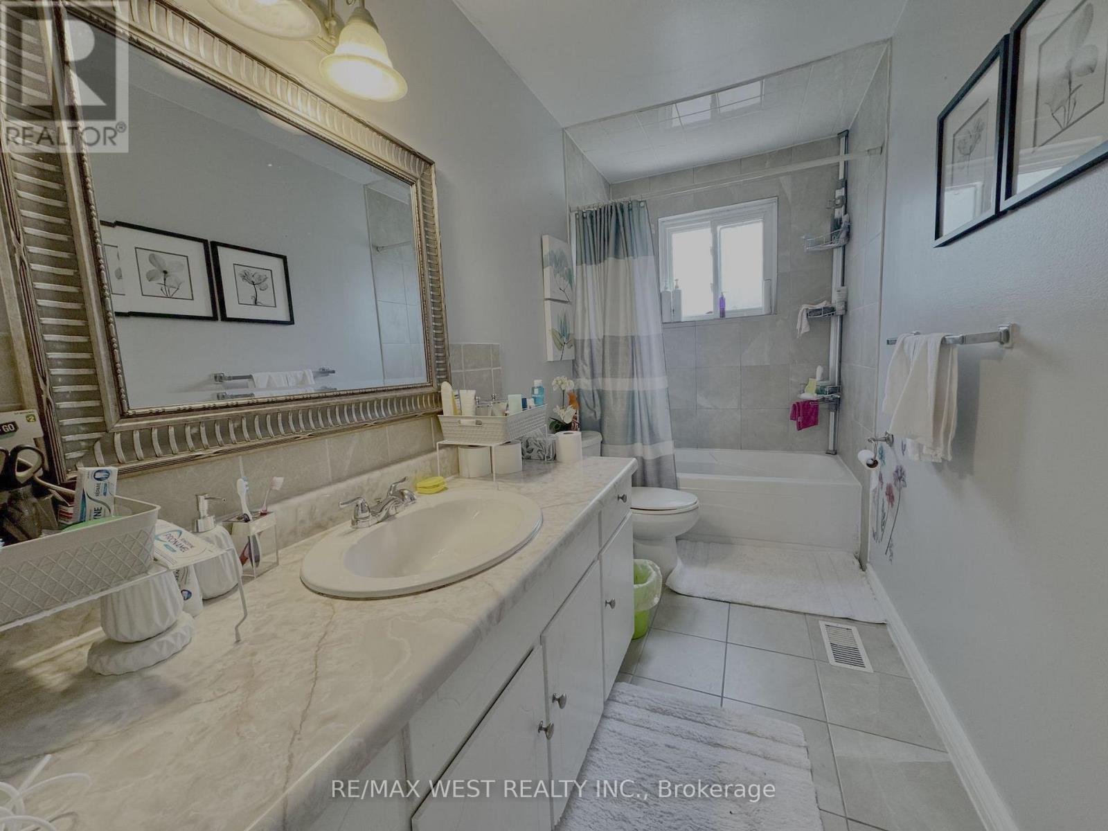 516 Harris Court, Whitby, Ontario  L1N 3C7 - Photo 5 - E13169868