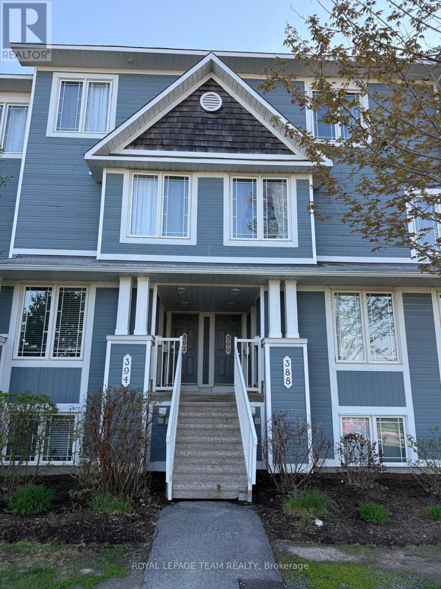 390 CROWNRIDGE DRIVE N, Ottawa, Ontario