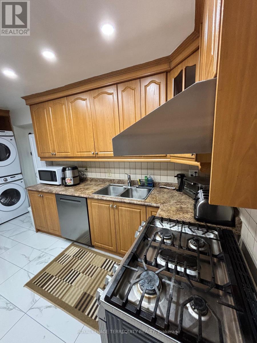 28 Keegan Crescent, Toronto, Ontario  M3J 1G2 - Photo 9 - W13167136