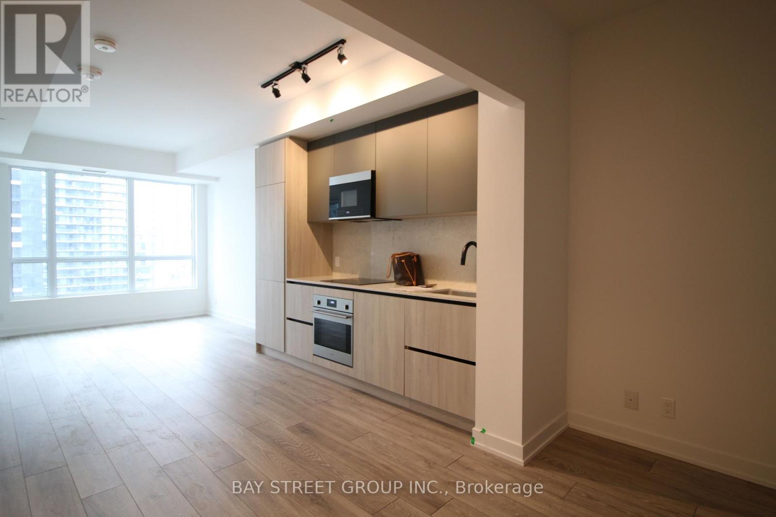<div class="slider-price">$698,000</div><p>1703 - 108 Peter Street, Toronto, Ontario</p>