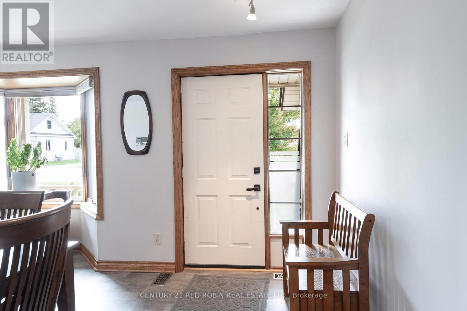 51 Queen Street, Strathroy-Caradoc, Ontario  N7G 2H5 - Photo 5 - X12681200