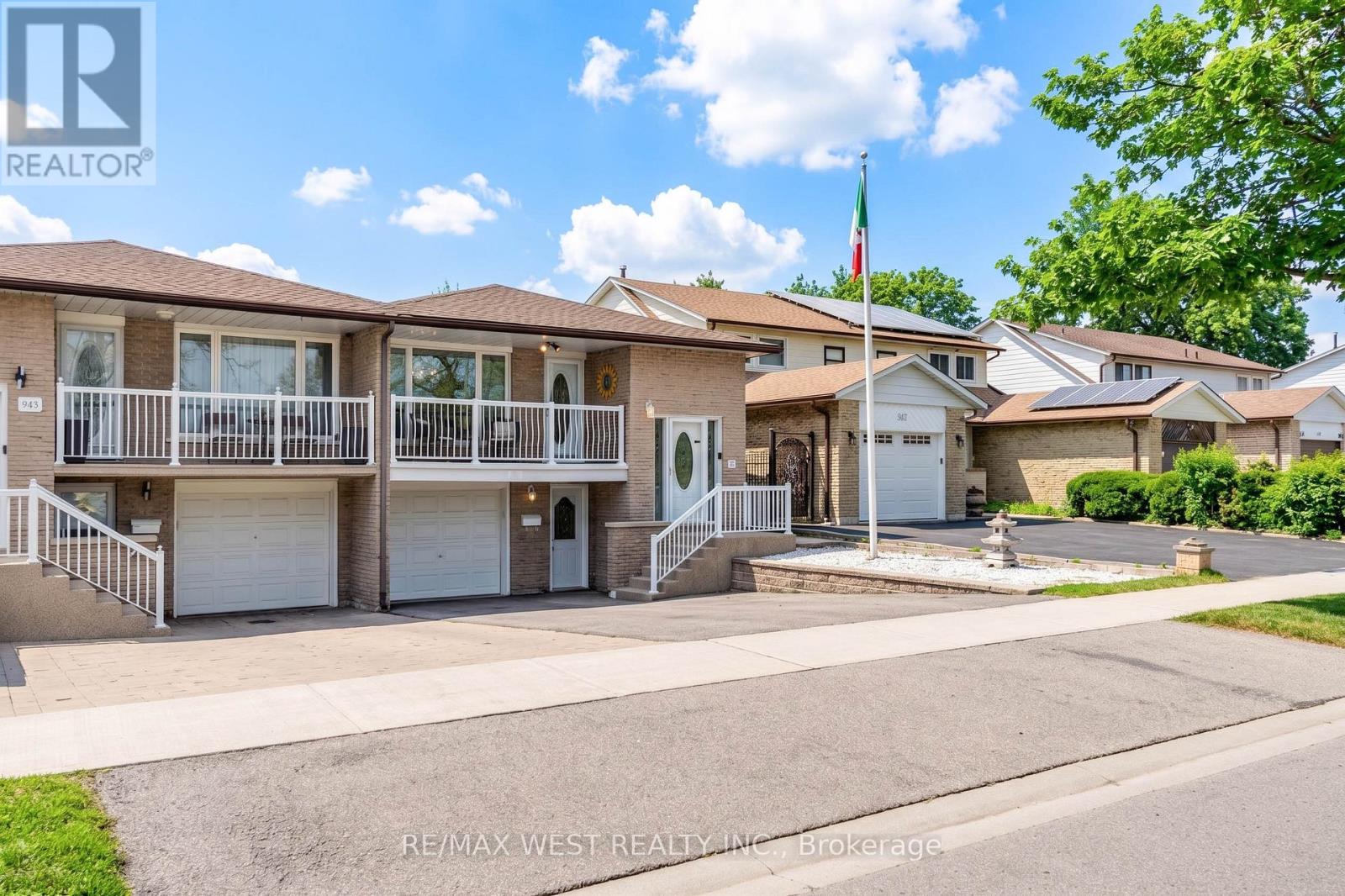 941 Stainton Drive, Mississauga, Ontario  L5C 1G2 - Photo 2 - W13170732
