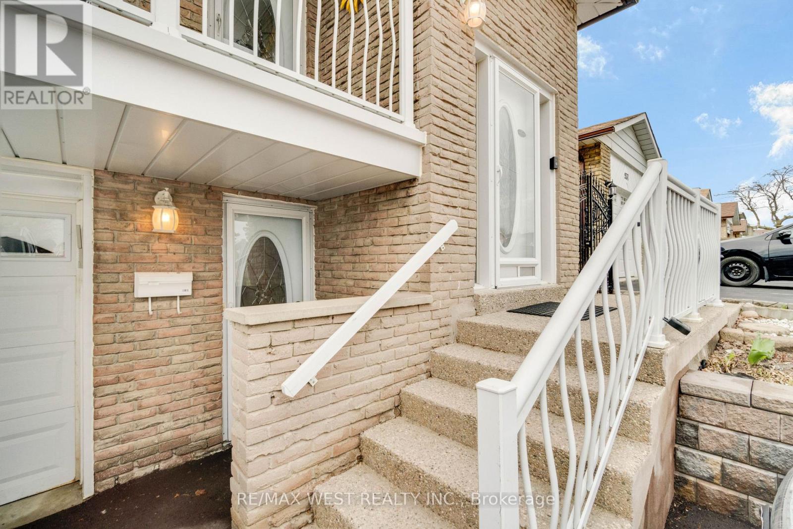 941 Stainton Drive, Mississauga, Ontario  L5C 1G2 - Photo 3 - W13170732