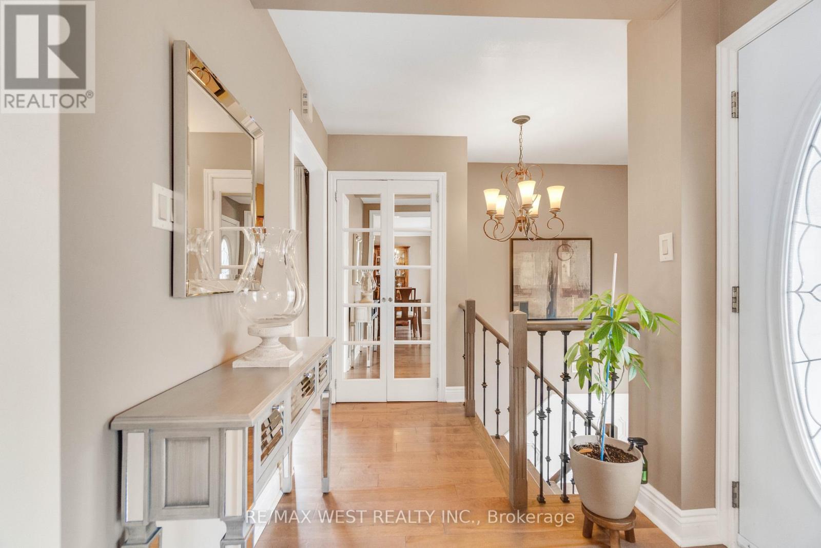 941 Stainton Drive, Mississauga, Ontario  L5C 1G2 - Photo 4 - W13170732