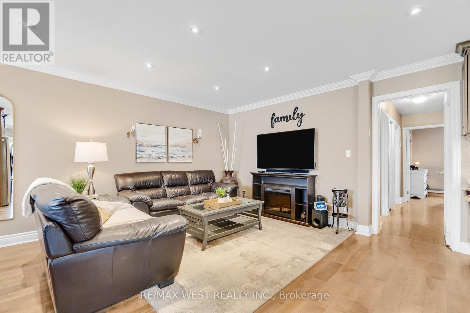 941 Stainton Drive, Mississauga, Ontario  L5C 1G2 - Photo 7 - W13170732