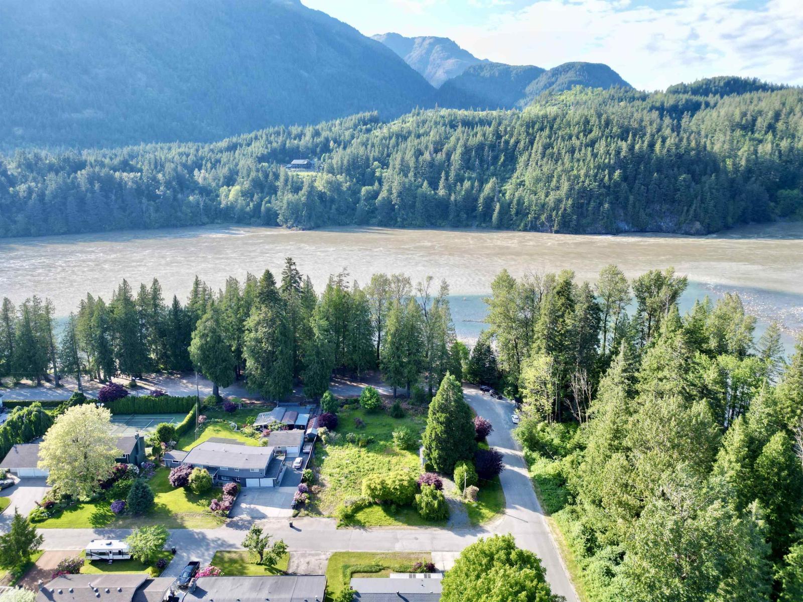 689 Hazel Street, Hope, Hope, British Columbia  V0X 1L0 - Photo 1 - R3091711