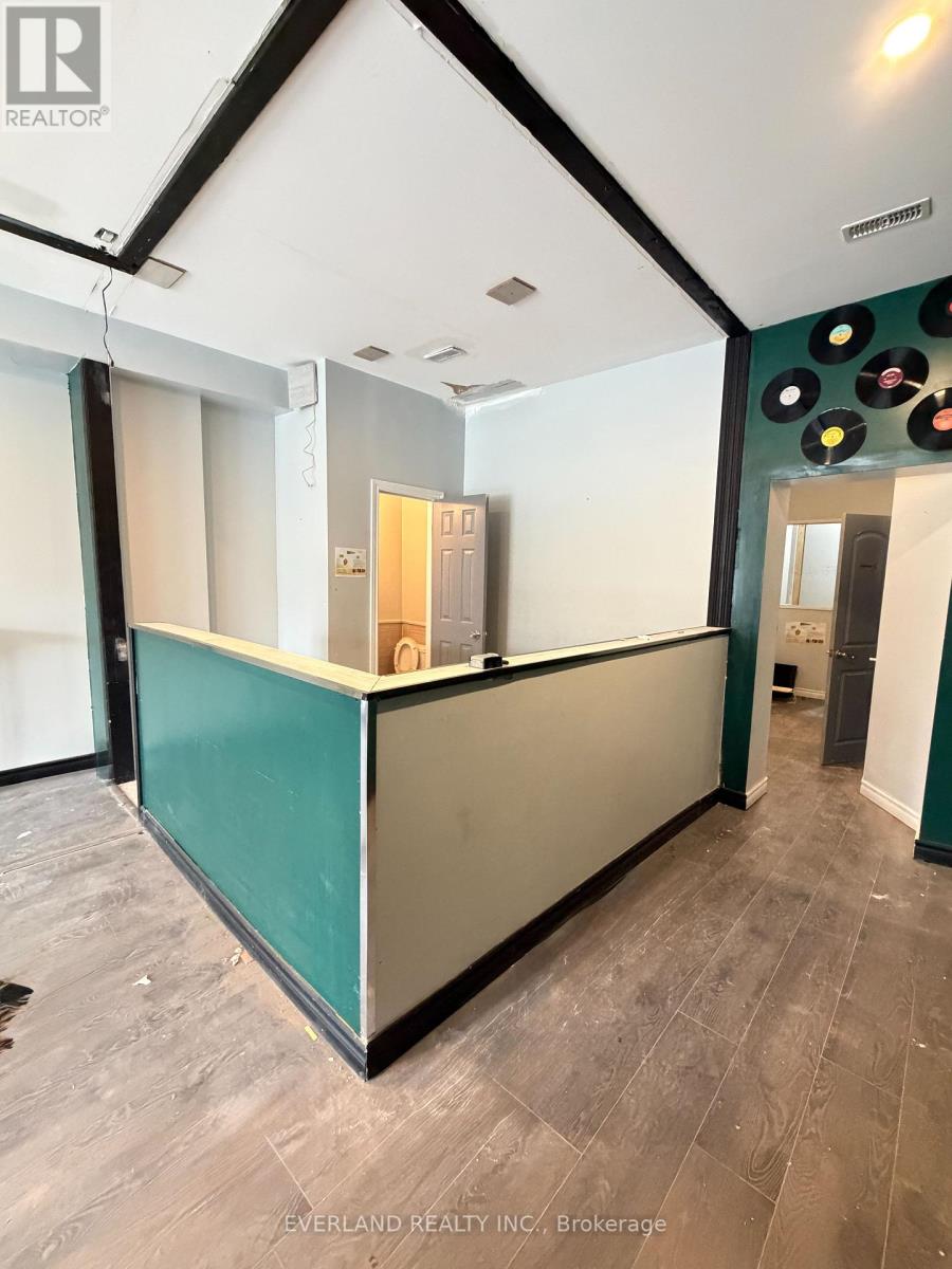 Ground - 850 Bathurst Street, Toronto, Ontario  M5R 3G1 - Photo 3 - C12915734
