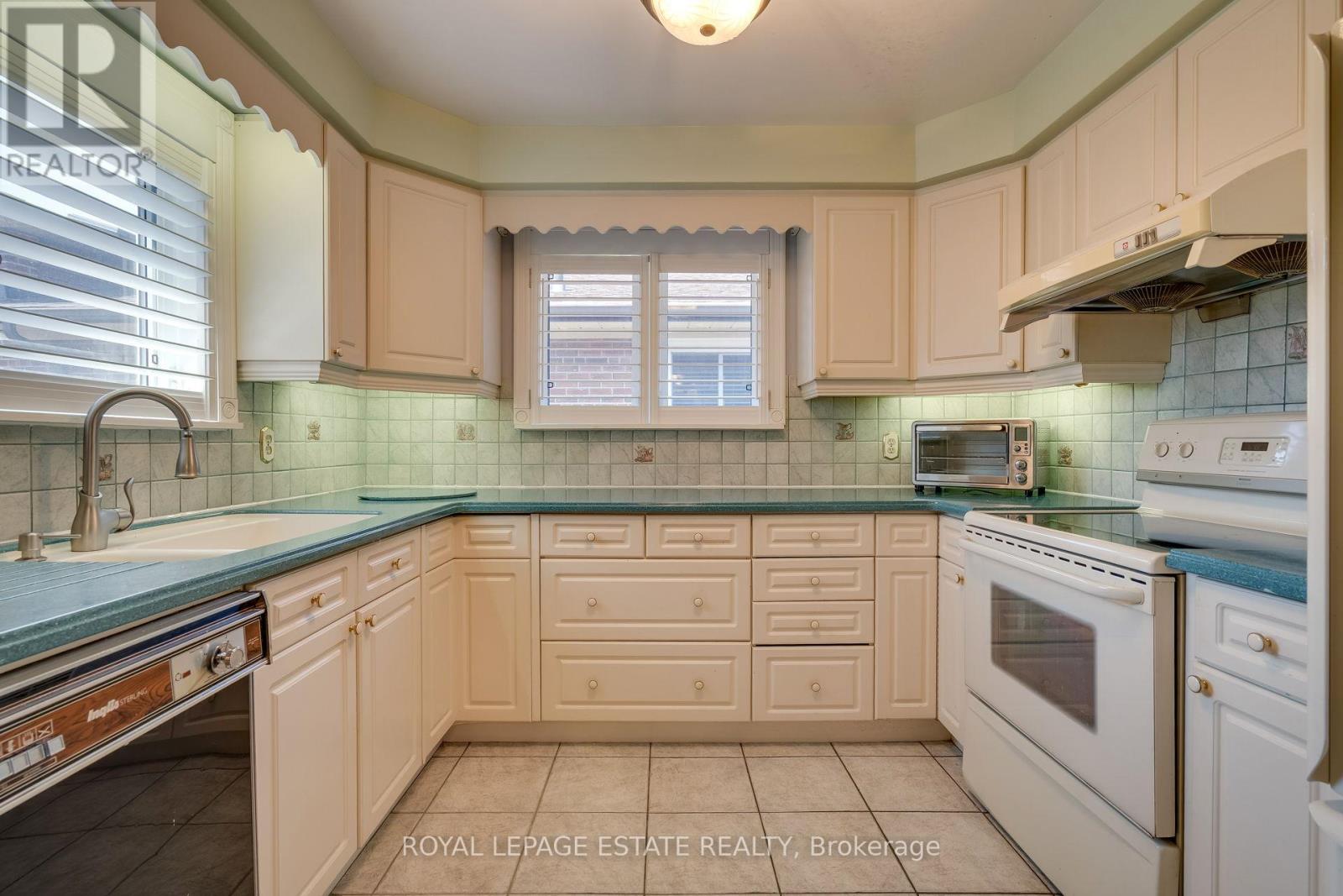 17 Altair Avenue, Toronto, Ontario  M1W 2R1 - Photo 11 - E13171032
