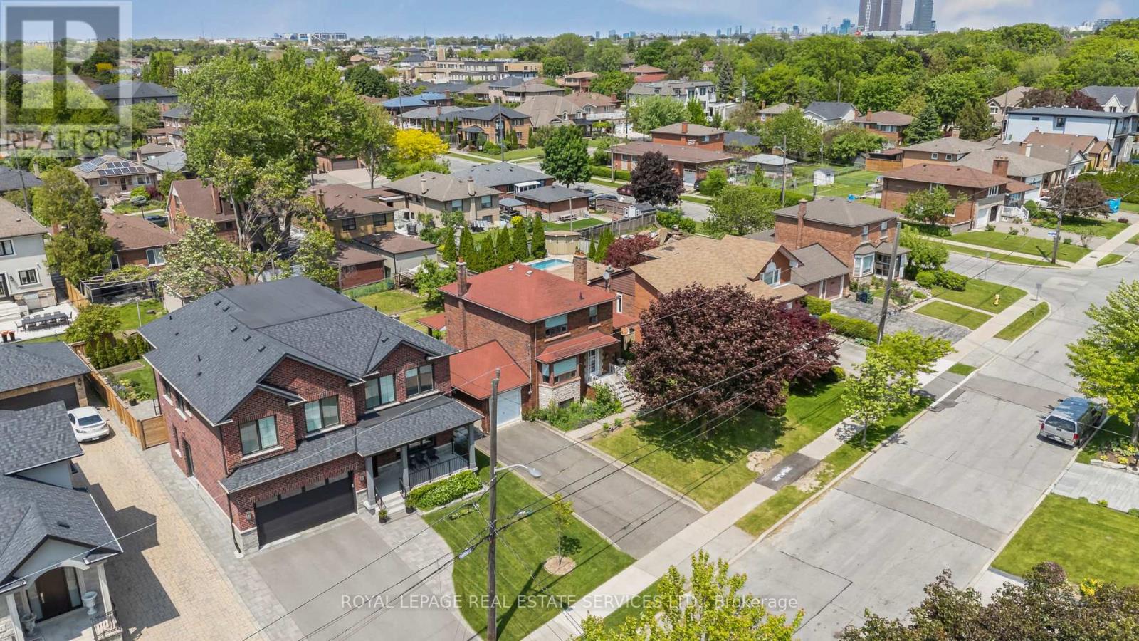28 Cornelius Parkway, Toronto, Ontario  M6L 2K3 - Photo 4 - W13170838