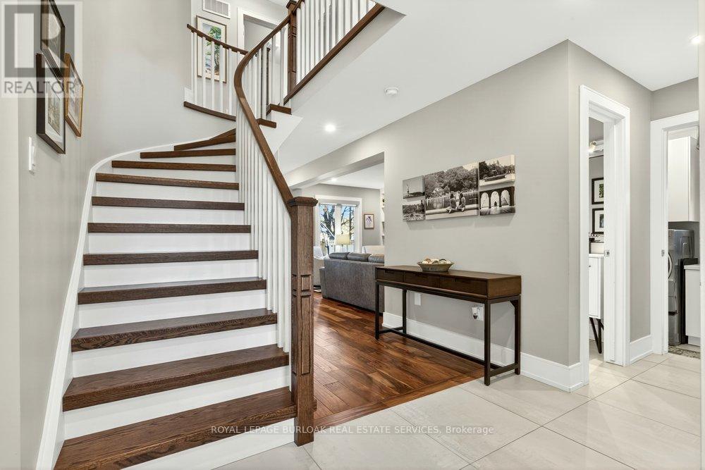 1078 Augustus Drive, Burlington, Ontario  L7S 2L1 - Photo 3 - W13170996