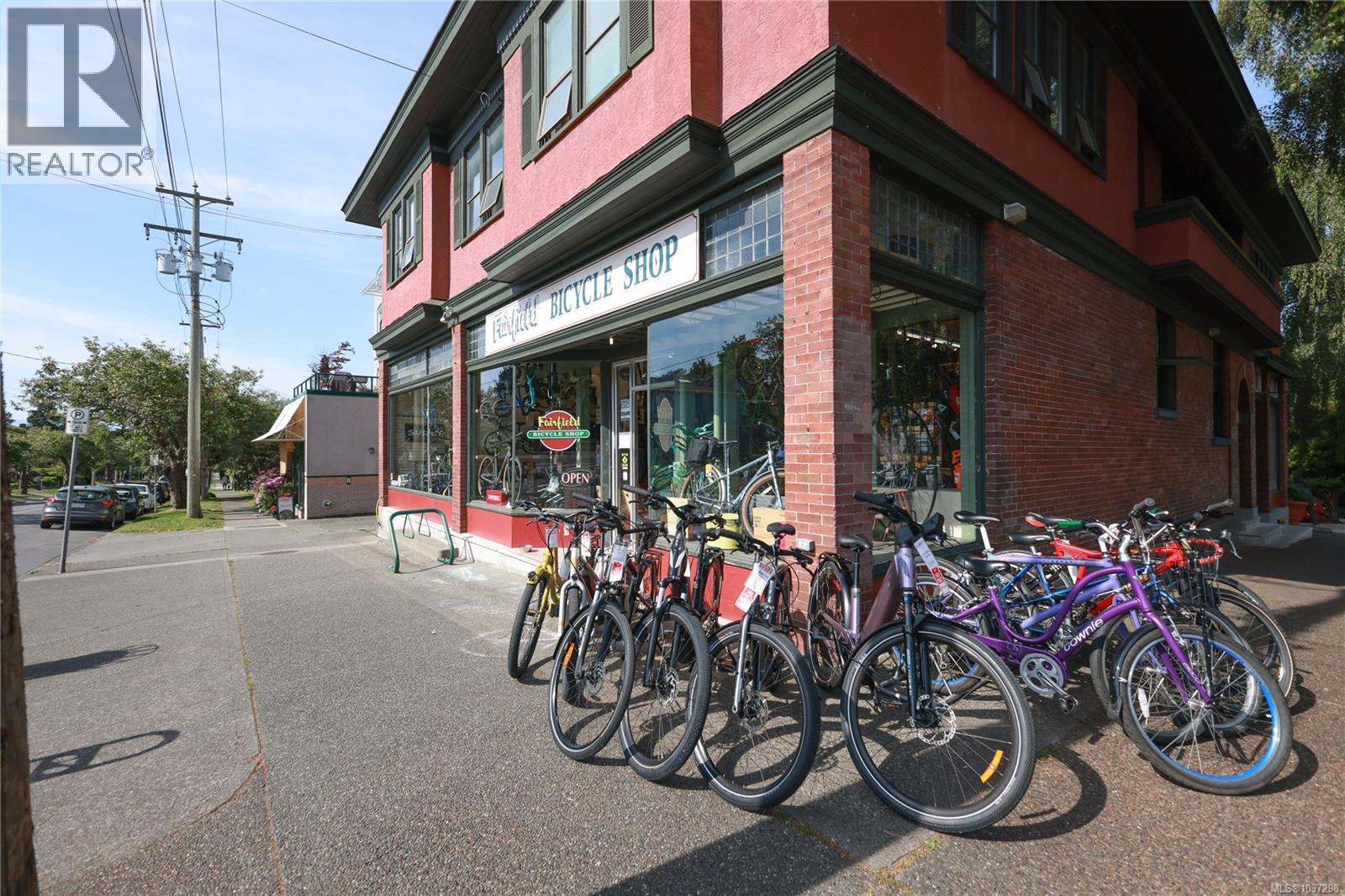 390 Moss St, Victoria, British Columbia  V8V 4N1 - Photo 2 - 1037298