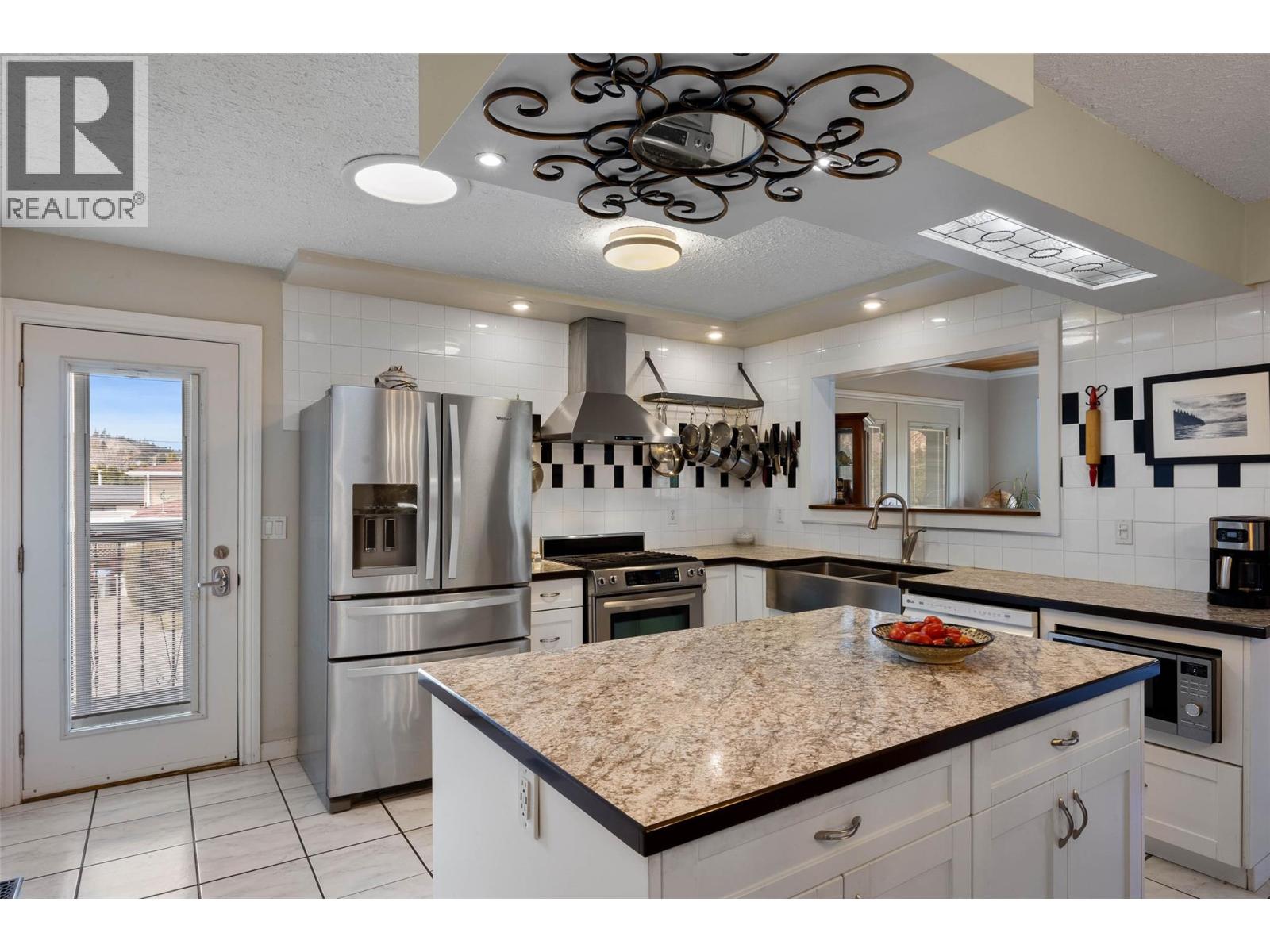 381 Mary Place, Kamloops, British Columbia  V2C 4Y5 - Photo 3 - 10388773