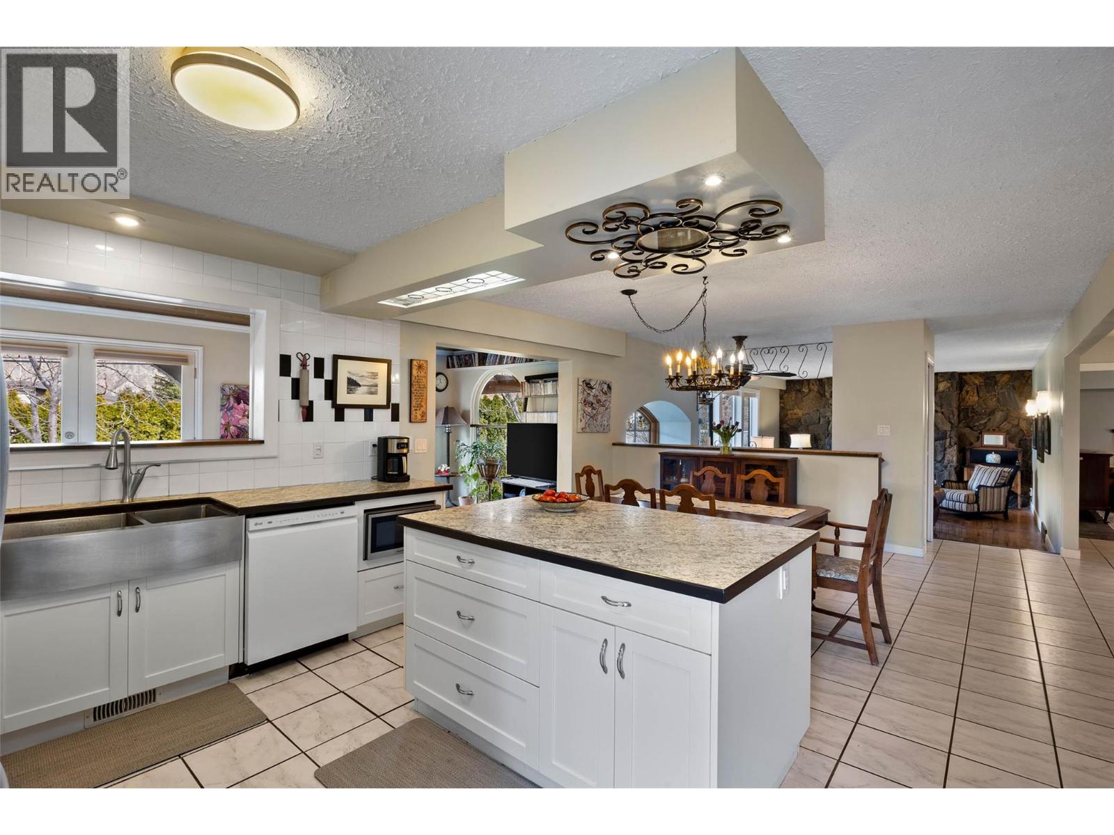 381 Mary Place, Kamloops, British Columbia  V2C 4Y5 - Photo 4 - 10388773